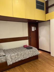 um quarto vazio com duas camas e uma porta em La Serra Olivetti em Ivrea