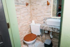 uma casa de banho com um WC e um lavatório em Morango das Palmas em Praia de Palmas