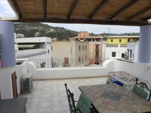 d'un balcon avec une table et une vue sur la ville. dans l'établissement Case Vacanze Albamarina, à Lipari