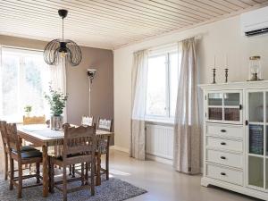 a dining room with a table and a chandelier at Holiday home HÄLLEVADSHOLM II in Hällevadsholm