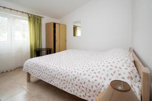Voodi või voodid majutusasutuse Apartments by the sea Tkon, Pasman - 17360 toas