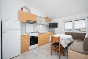 Kuchyň nebo kuchyňský kout v ubytování Apartments by the sea Tkon, Pasman - 17360