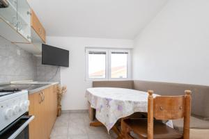 Kuchyň nebo kuchyňský kout v ubytování Apartments by the sea Tkon, Pasman - 17360