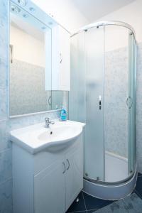 y baño con lavabo y ducha. en Apartments by the sea Tkon, Pasman - 17360, en Tkon