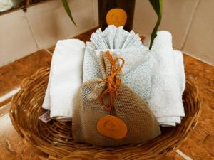 a basket filled with towels and paper towels at Casa De Los Pájaros - B&B in Valladolid