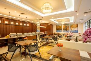 un restaurant avec des tables et des chaises et une cafétéria dans l'établissement MT Collection Hotel, à Ninh Binh