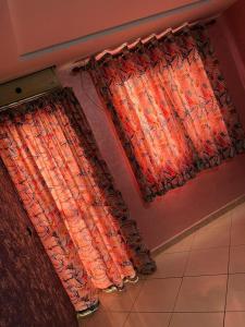 una camera con tende rosse di Appartement centre-ville a Fes