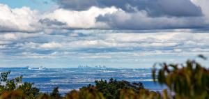 KurrajongTiverton的天空阴云下的城市景观