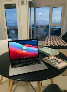 Una computadora portátil sobre una mesa en una habitación. en Altos de Cervantes, en Ushuaia