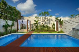 The Daha Luxury Villas في سمينياك: مسبح في الحديقة الخلفية للمنزل