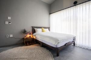 En eller flere senger på et rom på Panpo HyunStay