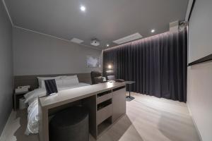 Letto o letti in una camera di Aank Hotel Daejeon Yuseong 1st