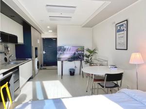 een keuken en een woonkamer met een tafel in een kamer bij Mi Stay - StarBnB branch in Daegu