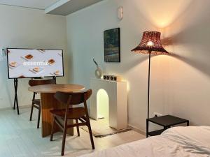 Zimmer mit einem Bett, einem Tisch und einer Lampe in der Unterkunft Mi Stay - StarBnB branch in Daegu