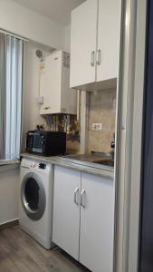 Kuchyň nebo kuchyňský kout v ubytování VEL Beach Apartment