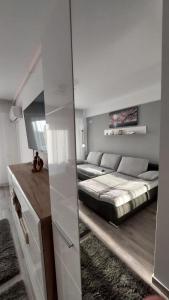 Un pat sau paturi într-o cameră la VEL Beach Apartment