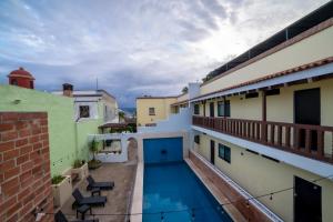 - une vue depuis le balcon d'un immeuble avec piscine dans l'établissement Villa Guadalupe, à Chapala