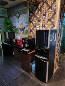 um quarto com um frigorífico e um micro-ondas em Fox Motel em Daegu