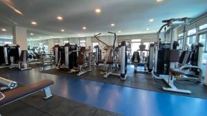 un gimnasio con muchos equipos en un edificio en Arcadia Beach Continental en Pattaya South