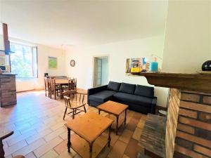 een woonkamer met een bank en een tafel bij Appartement Vallon-Pont-d'Arc, 3 pièces, 5 personnes - FR-1-697-21 in Vallon-Pont-dʼArc