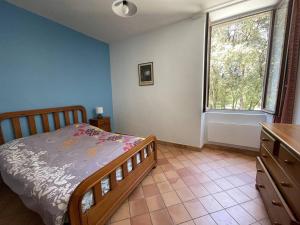 um quarto com uma cama e uma janela em Appartement Vallon-Pont-d'Arc, 3 pièces, 4 personnes - FR-1-697-20 em Vallon-Pont-dʼArc