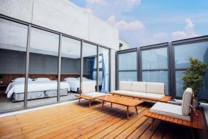 un balcone con una camera da letto e un letto di Hotel BEGINS 倉箱蜜境文旅 a Keelung