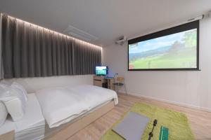 TV a/nebo společenská místnost v ubytování Aank Hotel Daejeon Yuseong 2nd