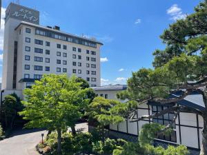 Blick auf das Hotel aus dem Garten in der Unterkunft Route Inn Grantia Akita Spa Resort in Akita
