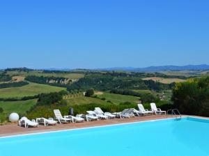Bazén v ubytovaní Apartment in Asciano with Panoramic Views alebo v jeho blízkosti