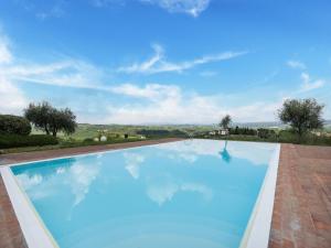 Bazén v ubytovaní Apartment in Asciano with Panoramic Views alebo v jeho blízkosti