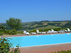 Bazén v ubytovaní Apartment in Asciano with Panoramic Views alebo v jeho blízkosti