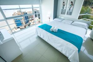 una camera da letto con un grande letto con due cuscini sopra di Suite 1107 Hermosa vista al rió Guayas con Jacuzzi a Guayaquil