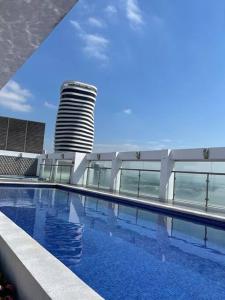 una piscina su una nave da crociera con un edificio di Suite 1107 Hermosa vista al rió Guayas con Jacuzzi a Guayaquil