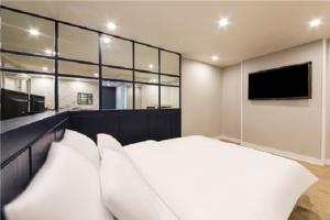 Uma cama ou camas num quarto em Gamdong Hotel