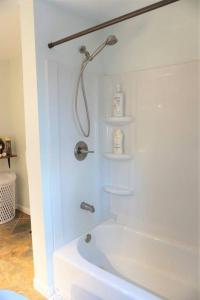 une salle de bain avec douche et baignoire blanche dans l'établissement Cozy Home with Big Yard - Full Kitchen-More Than a Hotel Stay!, à Lyles 28 autres photos