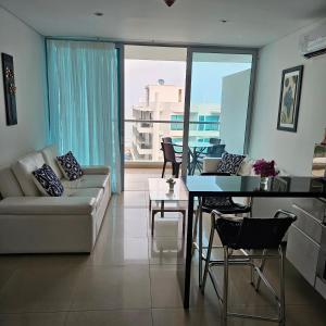 a living room with a couch and a table at Lujoso Apartamento Sector Morros Vista al Mar in Cartagena de Indias