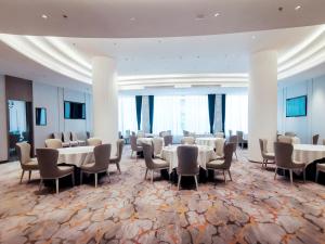 uma grande sala de banquetes com mesas e cadeiras em Shenzhen Shanghai Hotel -Complimentary Mini Bar and Late Check Out em Shenzhen