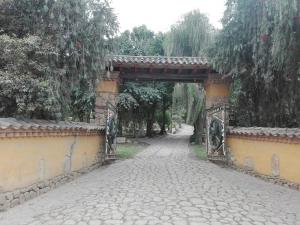 an entrance to a stone road with an archway at Encanto - Habitación con baño privado in Villa de Leyva