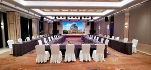 uma grande sala de conferências com uma mesa longa e cadeiras em Shenzhen Shanghai Hotel -Complimentary Mini Bar and Late Check Out em Shenzhen