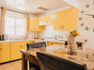 Kuchyň nebo kuchyňský kout v ubytování 1 or 3 Bedroom Apartment with Full Kitchen