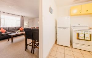 Kuchyň nebo kuchyňský kout v ubytování 1 or 3 Bedroom Apartment with Full Kitchen