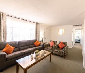 Posezení v ubytování 1 or 3 Bedroom Apartment with Full Kitchen