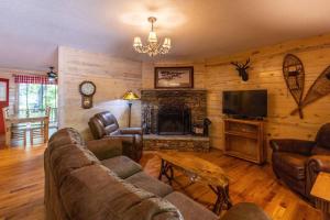 sala de estar con sofá y chimenea en Pet friendly Luxury Cabin near Helen with fire pit en Cleveland