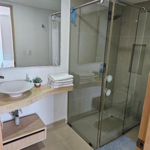 a bathroom with a glass shower and a sink at Lujoso Apartamento Sector Morros Vista al Mar in Cartagena de Indias