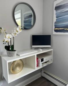 een wit bureau met een computer en een spiegel bij Near NYC Luxury modern 1bed apt plus Sofa Bed & Balcony in New Rochelle
