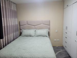 Schlafzimmer mit einem Bett mit einem rosa Kopfteil in der Unterkunft Departamento familiar in Lima