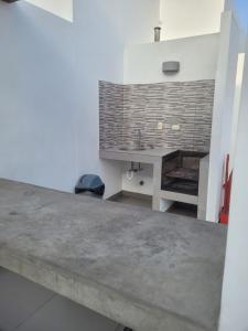 ein Bad mit einer Theke und einem Waschbecken in einem Zimmer in der Unterkunft Departamento familiar in Lima