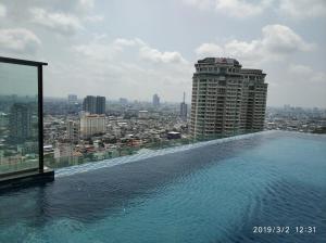 Bazén v ubytování Sathon Luxury High-rise Apartment City View KingPower ,IconSiam ,BNH,Silom nebo v jeho okolí