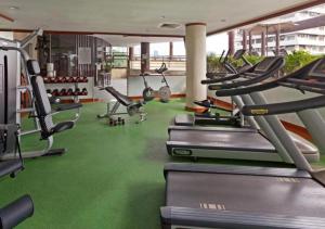 Holiday Inn Singapore Atrium by IHG的健身中心和/或健身设施