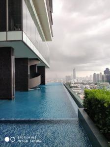 Bazén v ubytování Sathon Luxury High-rise Apartment City View KingPower ,IconSiam ,BNH,Silom nebo v jeho okolí